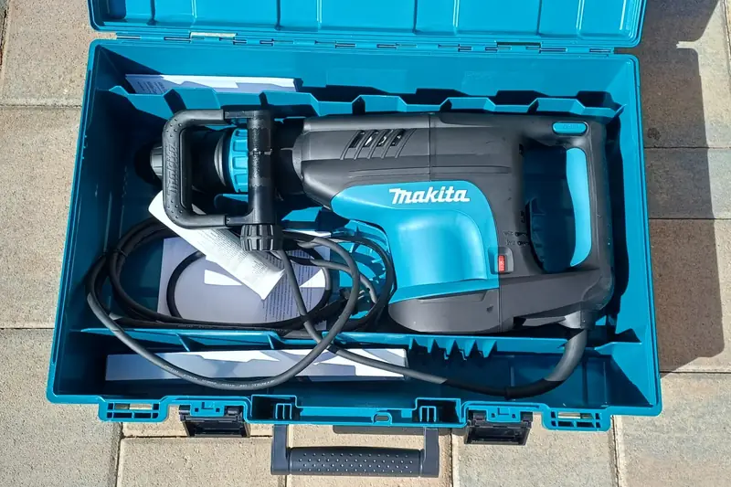 Udarni čekić Makita HM1203C — rušenje i bušenje, najam u Karlovcu